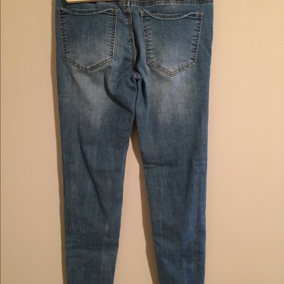 Distressed jeans - Picture 2 of 3